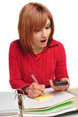 Büromitarbeiterin arbeitet mit einem Taschenrechner