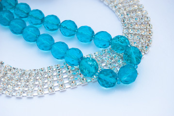 perle azzurre e diamanti