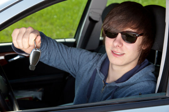 Teenager hat endlich die Fahrerlaubnis 423