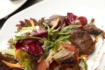Beef with grapefruit and rucola salad