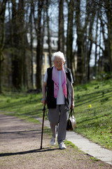 Nette alte Dame laufend 13