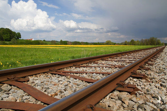 Eisenbahnlinie im Fr&uuml;hjahr