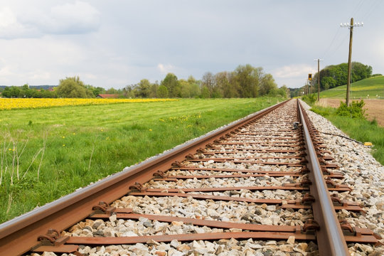 Eisenbahnlinie im Fr&uuml;hjahr