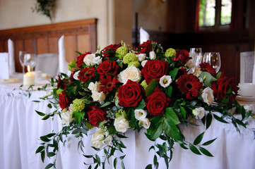 Obraz premium Red roses decorate wedding table