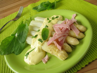 Spargel mit Sauerampfer-Butter-Sauce und Schinken