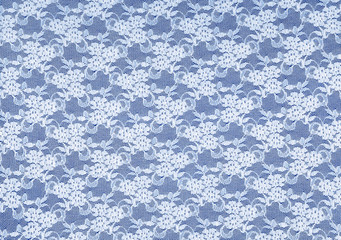 Fleurettes en dentelle sur fond bleu.