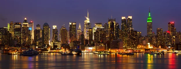 New York City Midtown Skyline-Panorama bei Nacht, USA © Oleksandr Dibrova