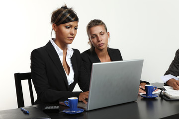 due donne lavorano insieme con il computer