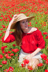 jeune femme au chapeau de paille dans un champs