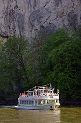 Flußkreuzfahrtschiffe  durch den weltberühmten Donaudurchbruch © Bergfee