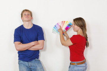 Fototapeta premium Junges Paar beim Renovieren, Farbe aussuchen