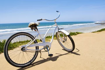 Poster Vintage Beach Cruiser-fiets langs de kust van Californië © Brocreative