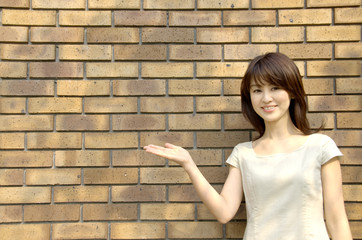 案内する女性