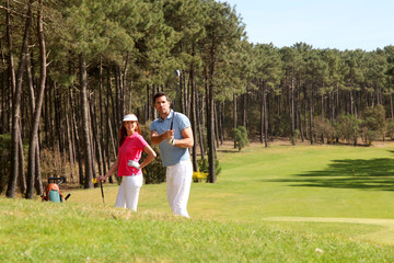 Obraz premium Couple playing golf on a sunny day