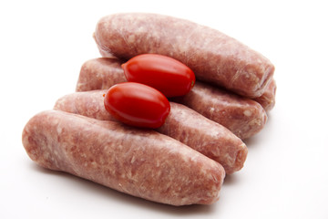 Rohe Bratwurst mit Tomaten