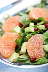 Spinach and tropical fruts salad