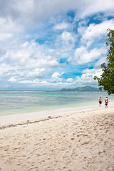 promenade sur plage de sable blanc aux Seychelles
