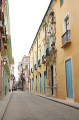 Fototapeta na wymiar Kolorowe kolonialne ulicy w Hawanie, Kuba
