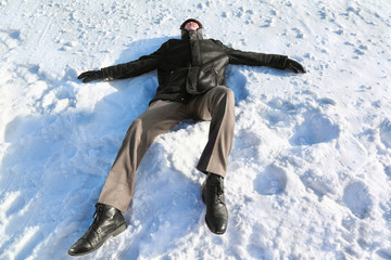 Fototapeta na wymiar Mężczyzna leży na plecach w dzień zimowy i spoczywa oczy zamykające