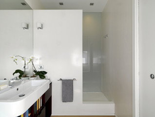 bagno moderno con lavabo e doccia in muratura