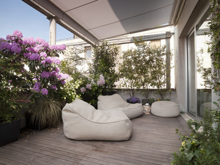 grande terrazzo con moderne poltrone e fiori