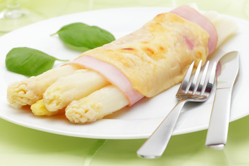 Spargel mit Schinken und Käse überbacken