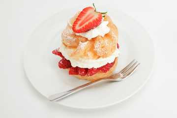 Windbeutel mit Erdbeeren und Sahne