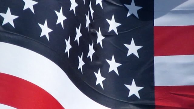 Etoiles et bandes du drapeau des USA flottant au vent