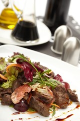 Beef with grapefruit and rucola salad