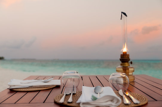 romantisches Dinner am Strand
