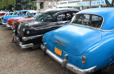 Crédence de cuisine en verre imprimé Vielles voitures Voitures anciennes garées dans une rue de La Havane, Cuba