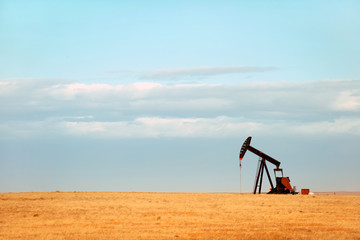 Working oil pump on Nebraska Great Plains - 32056371