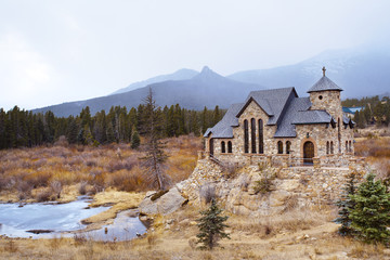 Fototapeta na wymiar Kaplica na Skale, słynny kościół w Górach Skalistych