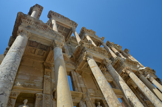Au pied de la bibliothèque de Celsus