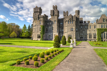 Fototapeta na wymiar Średniowieczny zamek Ashford i ogrody - Mayo - Irlandia