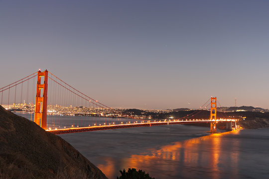 Golden Gate bridge at dusk