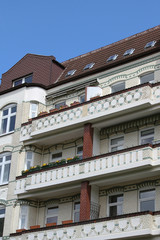 Mehrfamilienhaus mit Verzierungen