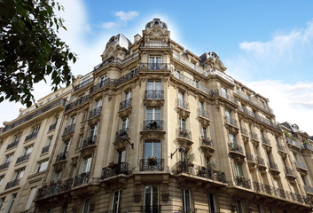 Fototapeta na wymiar Dom w typowym stylu neoklasycznym Paryża.