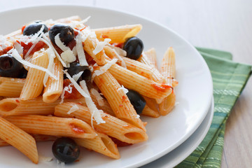 Rigatoni mit Oliven und Tomaten