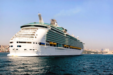 Fototapeta na wymiar Luxury cruise ship in Bosporus, Istanbul