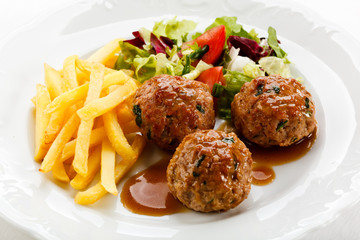 Roasted meatballs, chips and vegetable salad