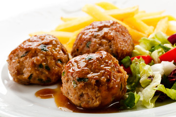Roasted meatballs, chips and vegetable salad