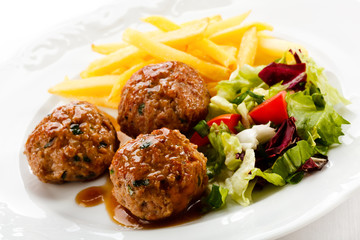 Roasted meatballs, chips and vegetable salad