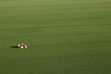 tracteur dans un champ