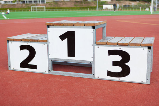 siegerpodest auf dem sportplatz