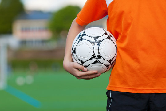 junger fu&szlig;baller auf dem sportplatz