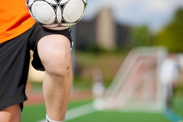 junge beim fußballtraining