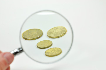 Fototapeta premium Geldmünzen mit Lupe