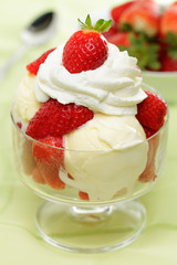 Vanilleeis mit Erdbeeren und Sahne