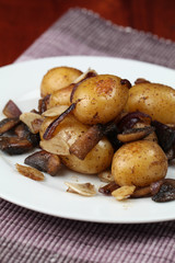 Roasted potatoes with red onion, garlic and mushrooms
